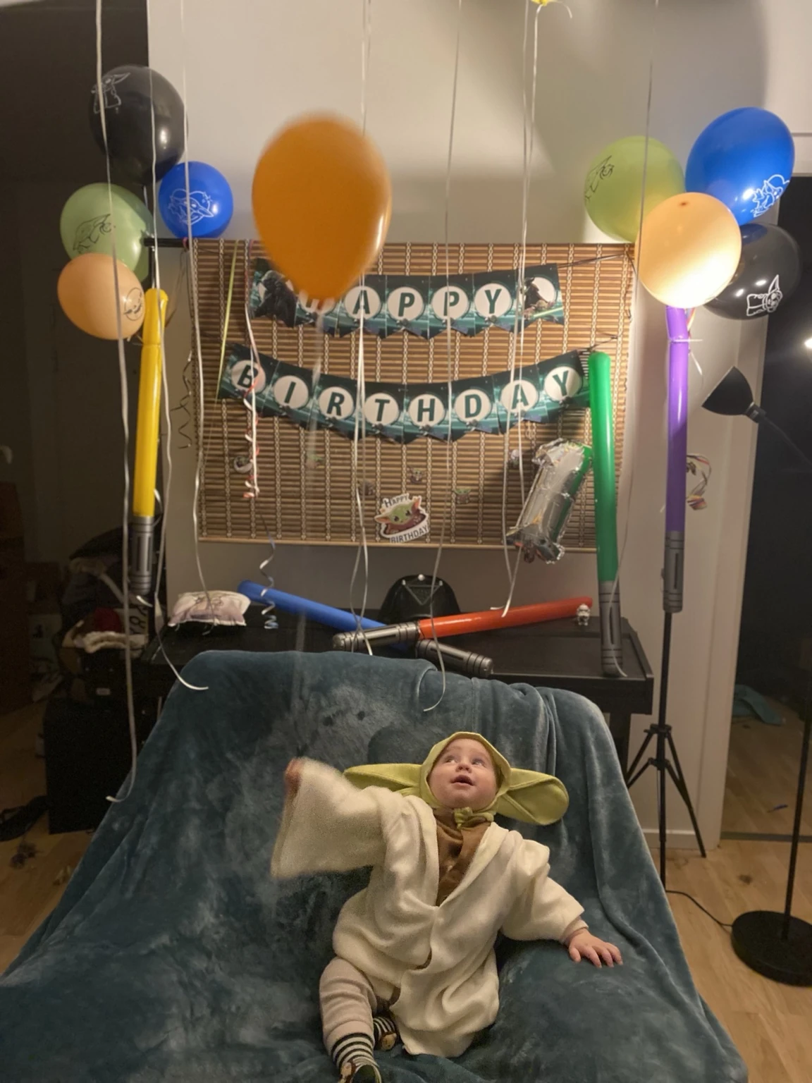 Baby Björn klædt ud til et galaktisk eventyr